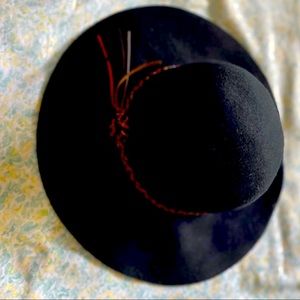 Really cute hat! Make any outfit more stylish.